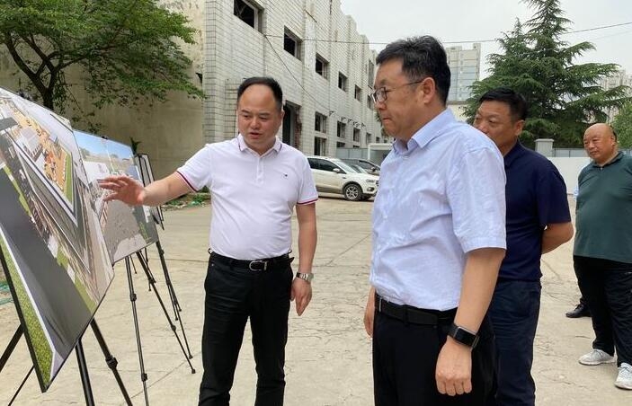 張立偉赴鐘表機(jī)械廠(chǎng)和原太陽(yáng)鍋巴廠(chǎng)調(diào)研