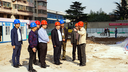 集團領導到農墾花園小區(qū)檢查環(huán)境整改情況